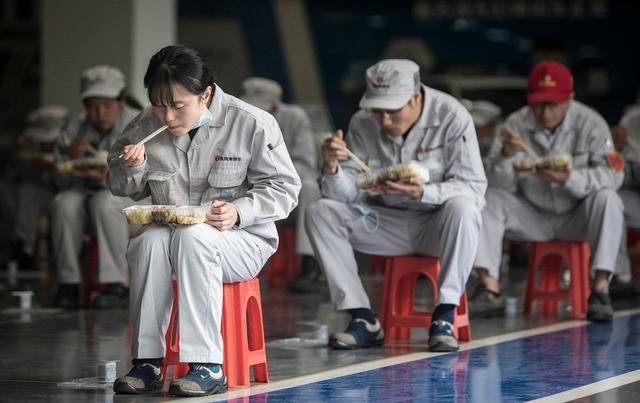 武汉市复工后有流水线工人吃饭没桌子:谨慎防疫,还是过度紧张?
