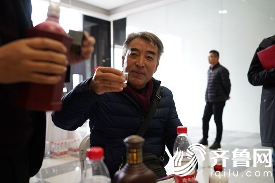 参会嘉宾在遵义十大名酒神州行活动济南站品鉴会现场品尝遵义白酒.
