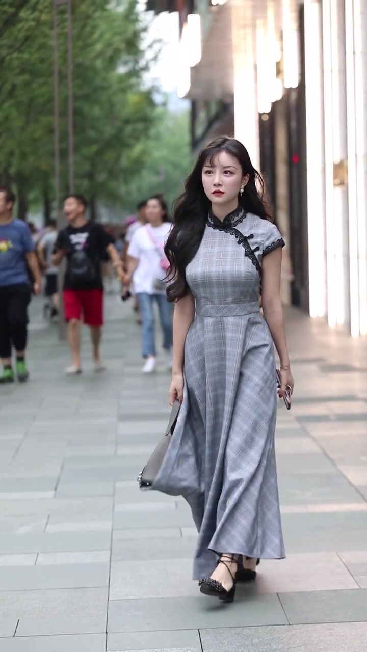 街拍:古风美女,一袭时尚格子旗袍裙搭黑色舞鞋,穿出国民复古风