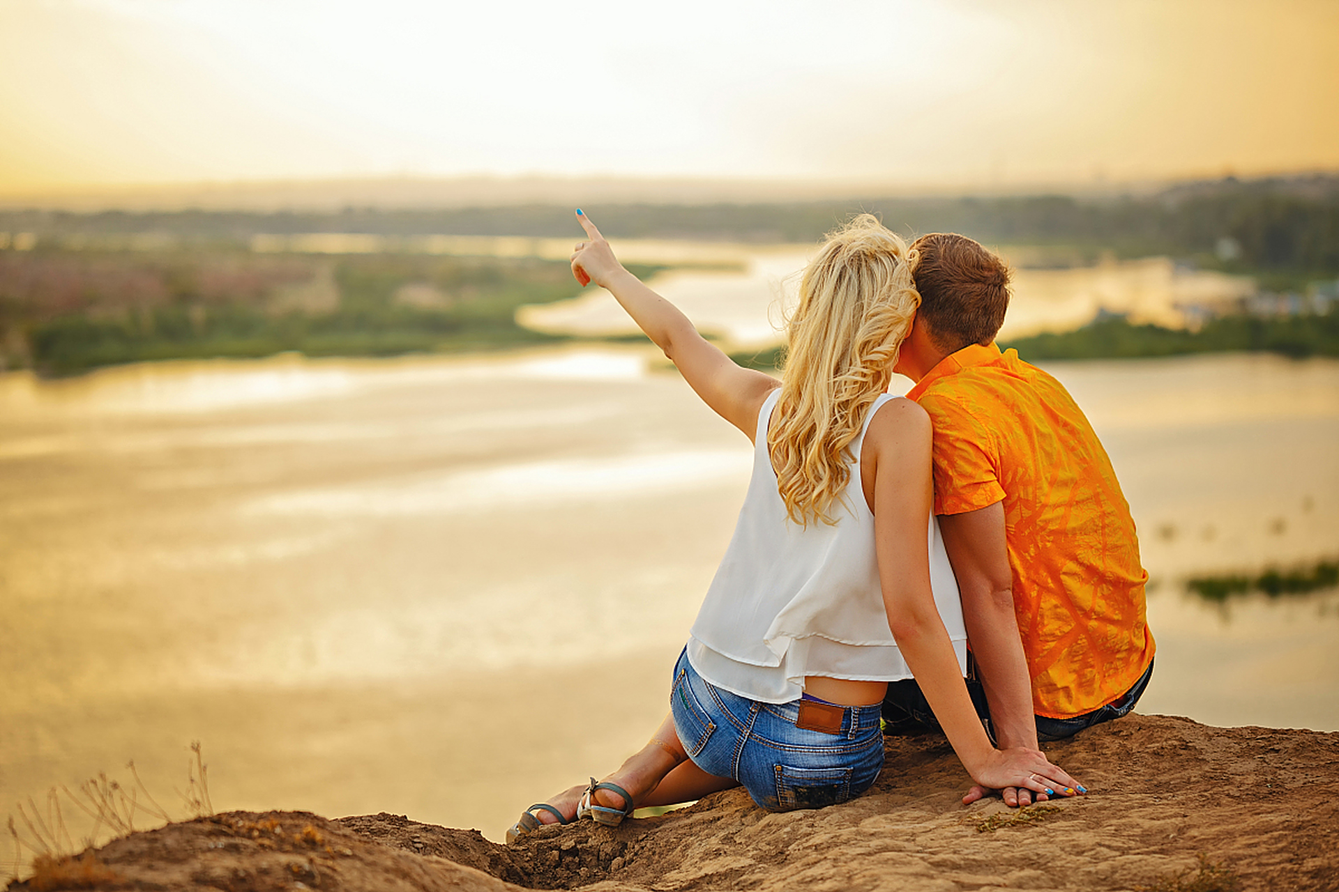 在生命的旅程中,总有一位伴侣默默付出,温暖相伴.