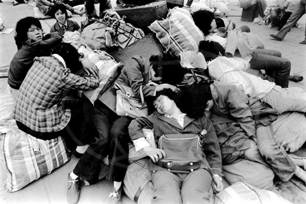 80年代旧照,花农清早乘船去澳门卖花,瘫倒在车站疲惫的打工妹!