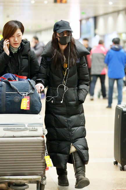 倪妮太任性,超长棉服 雪地靴时尚又保暖,是冬季的正确打开方式