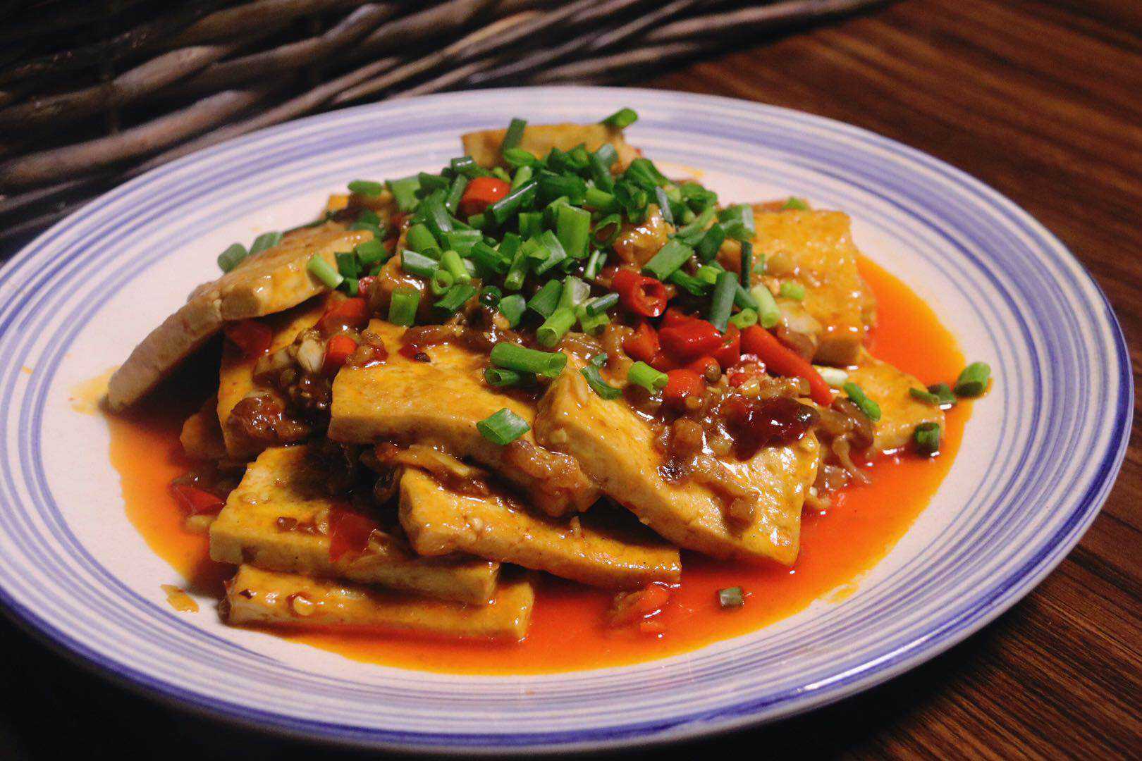 小炒豆腐,鲜香可口,加入红辣椒后,好看又好吃