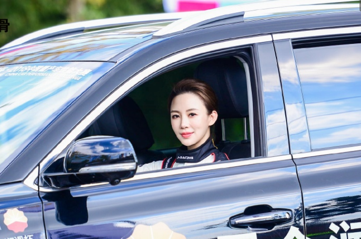 潘晓婷车王争霸赛上英姿飒爽,九球天后在赛车的路上停不下来