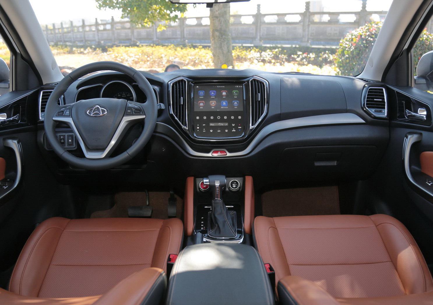 《长安cx70》仪表盘采用了其家族化设计风格,仪表盘可以说绝对让人