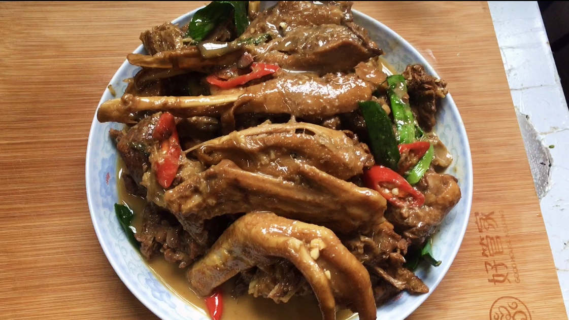鸭肉怎么做好吃?大厨教你广东做法,肉质紧实不柴,待客倍有面