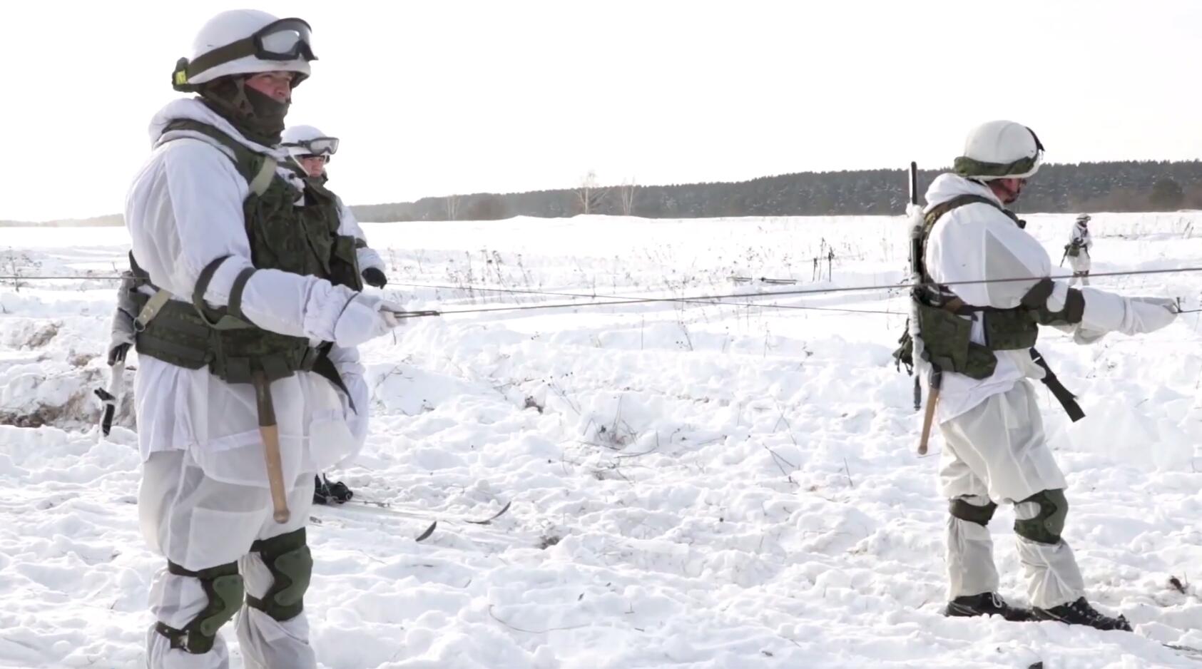 看俄军冬季怎么打仗装甲车拖着士兵滑雪前进