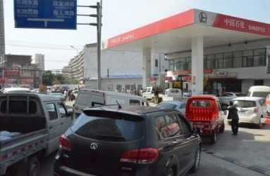 臨時工錯把92加成95號油,車主態度堅決要賠車,網友:這速騰皮厚