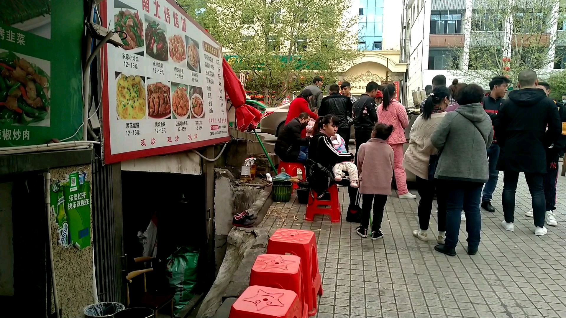 [图]烧烤生意非常火爆!天天排长龙,我想改行!