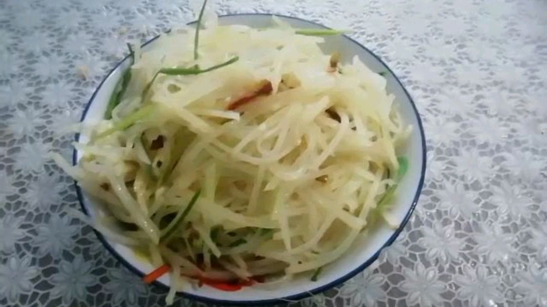 家庭版凉拌土豆丝,菜品颜色好看味道清淡爽口,真是极品呀