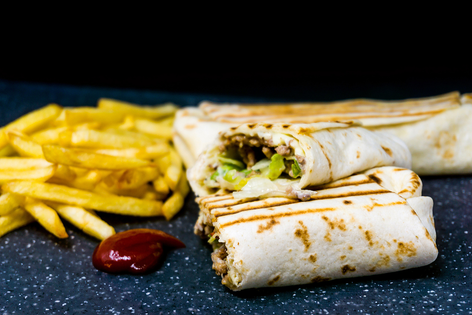 鸡蛋灌饼是河南信阳的特色小吃,具有金黄诱人的外观和美味可口的口感