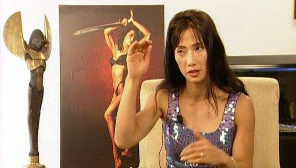 还记得那个《赌神》里露着半臂纹身的日本美女吗?如今她变成这样