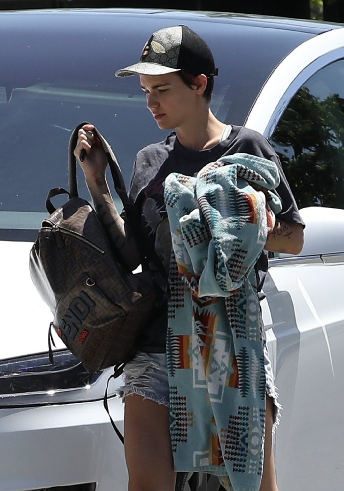 鲁比·洛斯现身洛杉矶街头,手上还拿着大毛巾,这是准备去游泳