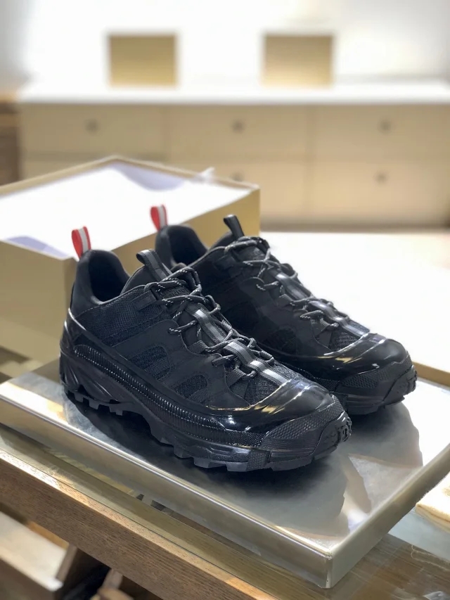 巴宝莉"黑曼巴战靴"