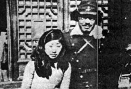 图中的女人是中国的一个女汉奸,在图中她的行只能用四个字表示,那就是