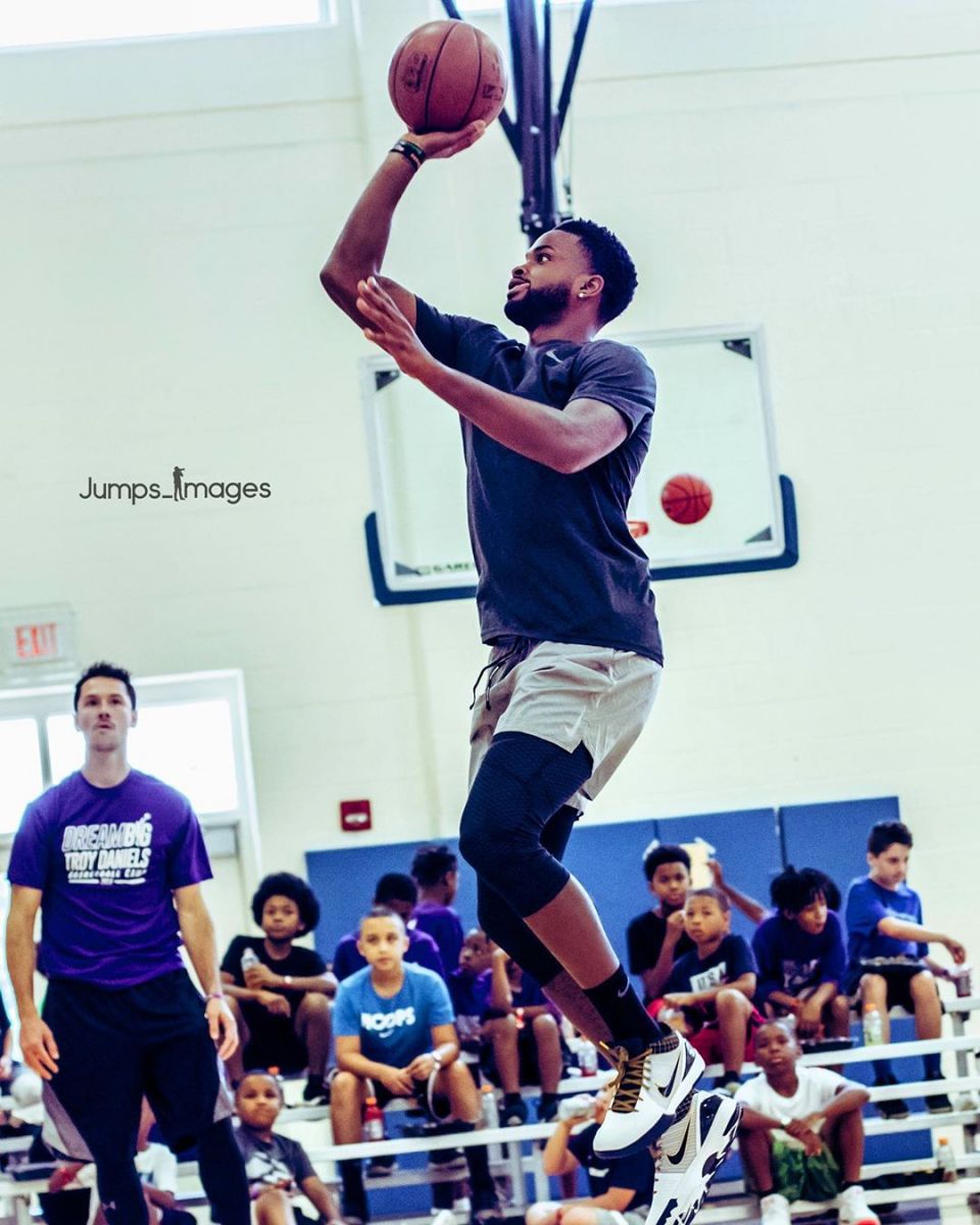 特洛伊-丹尼尔斯更新个人社媒发布鸡汤文:负重前行