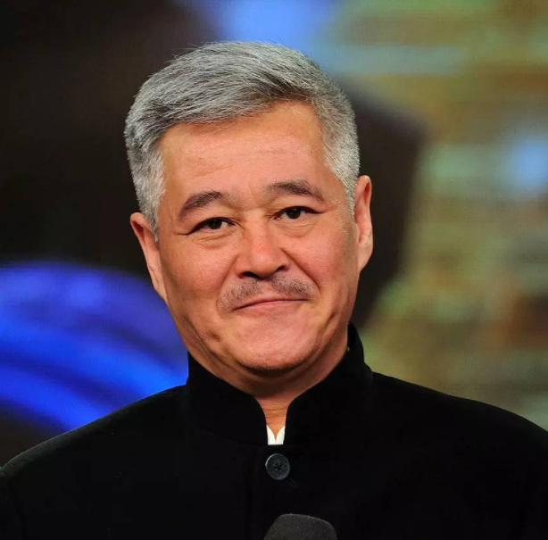 赵本山照片被当遗照,女儿球球8字回应,获得网友力挺!