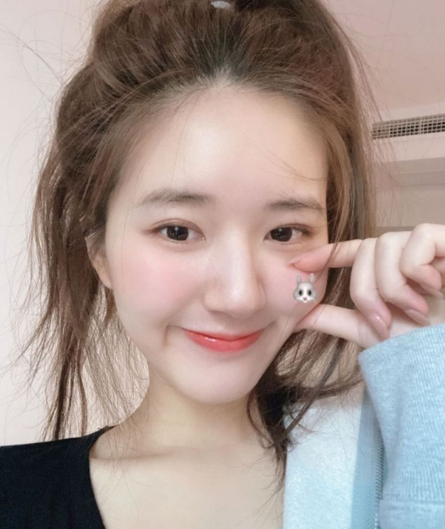 赵露思为了显瘦,穿上"鸡爪袜"秀身材,腿细得跟竹竿一样!