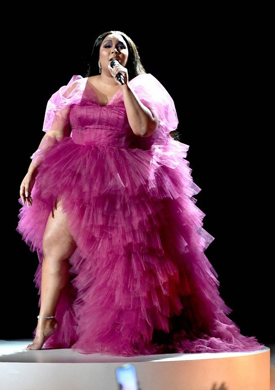 美国大码歌手手拿天价全球限量手袋,胖到以为是戴了"戒指"