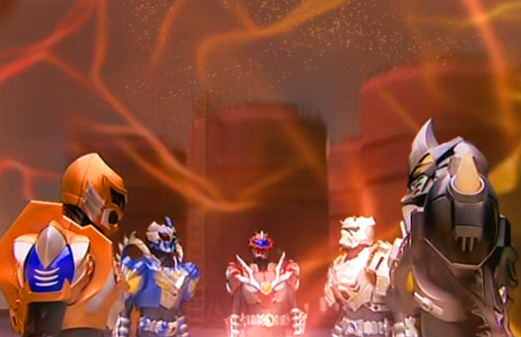 五行铠甲各有特点,黑犀侠可同时使用两件武器,雪獒侠有狂暴状态