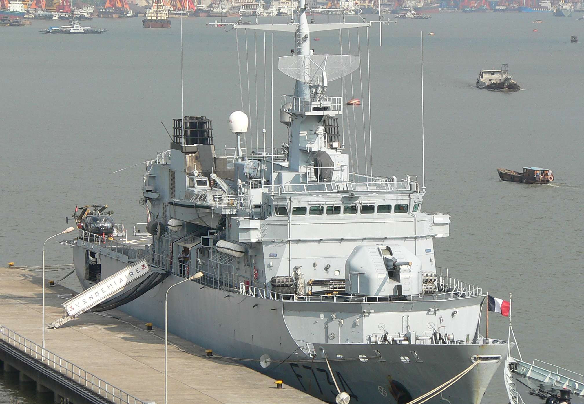 花月级护卫舰舰长93.5米,舰宽14.4米,满载排水量为2950吨,续航距离为1