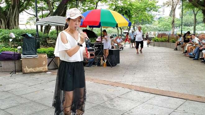 [图]香港女歌手雯雯演唱《下定决心爱上你》，用心演唱真的超好听