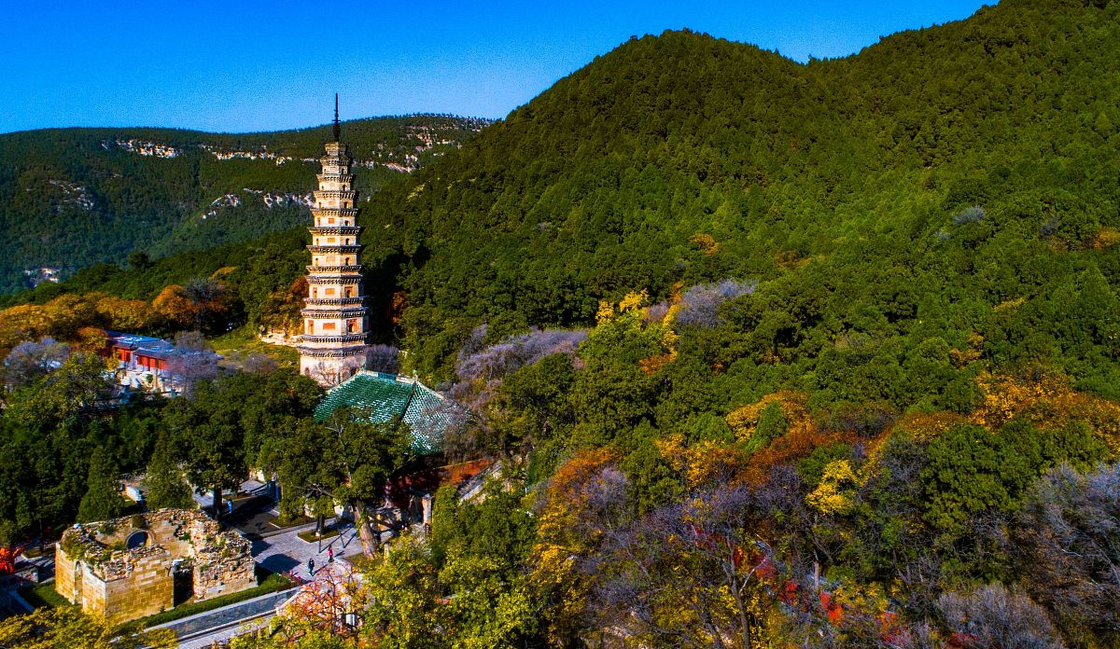 长清灵岩大佛山景区集自然风光,人文景观和佛教文化于一体,是山东省