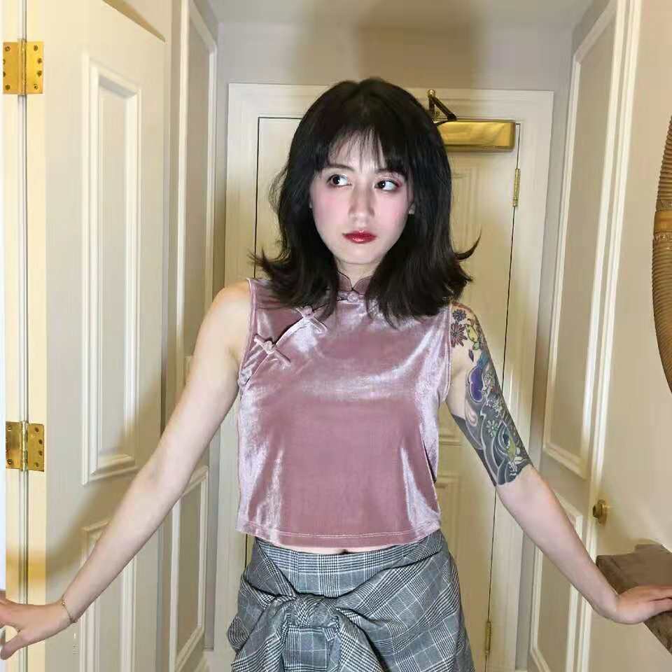 李诞老婆黑尾酱,一款皮粉色丝绒背心尽显甜美,被"花臂"抢镜了