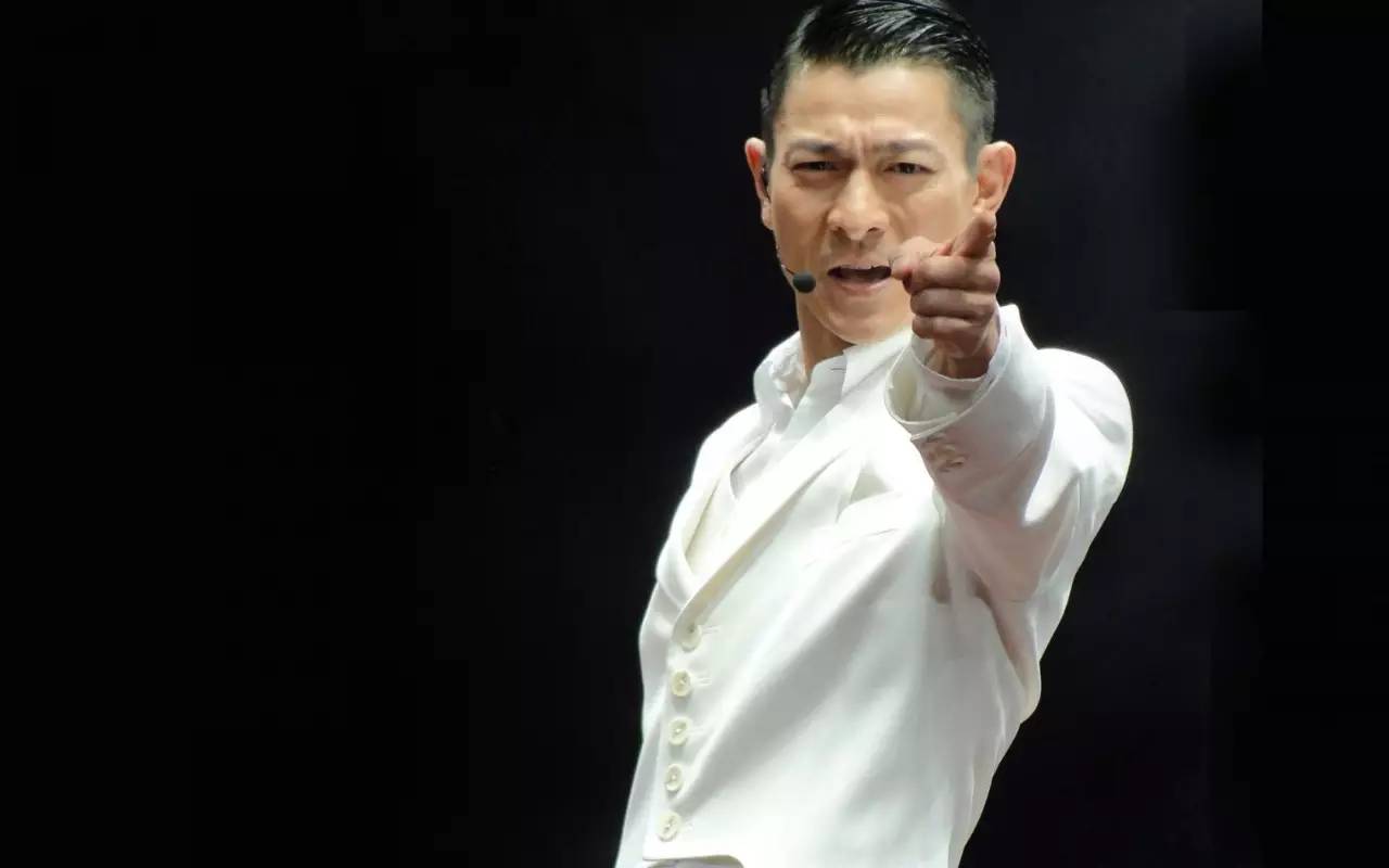 刘德华演唱会嗨爆全场,但镜头拉近的那一刻,网友瞬间泪奔!
