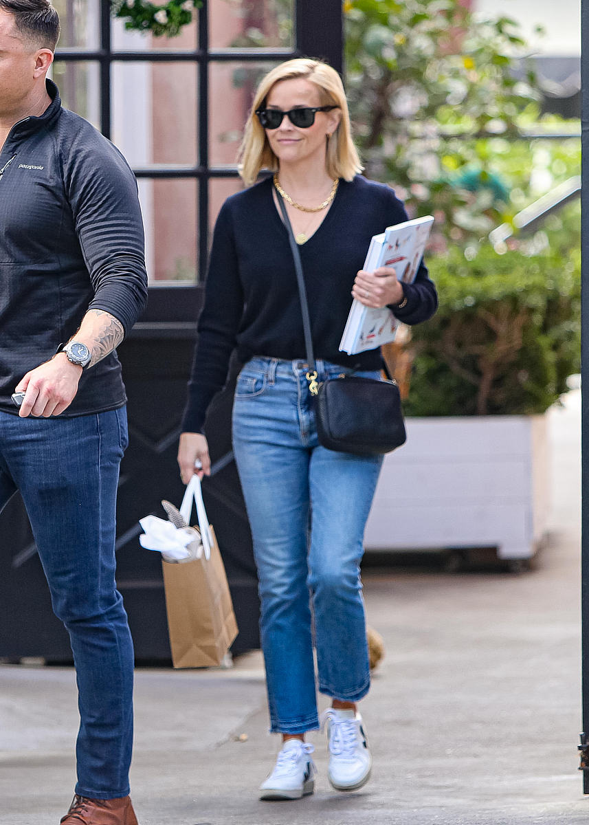 瑞茜·威瑟斯彭街拍:针织衫牛仔裤小白鞋 简约知性