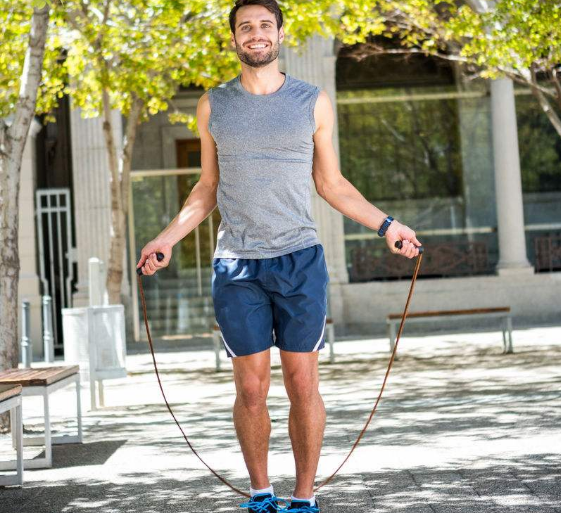 有氧运动中,跳绳是最简单最易坚持的一种,男生跳绳的好处是什么