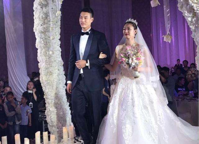 他是cba球员翟晓川,曾获cba总冠军,如今和貌美妻子很幸福!