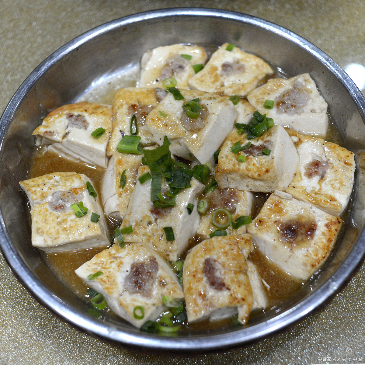 岑溪豆腐酿是广西岑溪市的特色名菜,源于汉初淮南的豆腐,经岑溪人加工