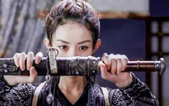 古装剧中女星拔剑姿势,赵丽颖霸气,刘亦菲仙气,杨颖却画风变了