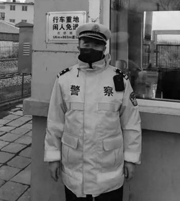 疫情中的人民警察图片