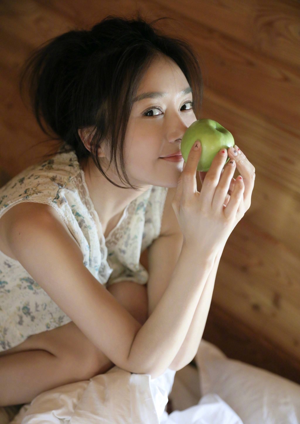 秦岚:著名演员,富察皇后,碎花睡裙照,网友:我的白月光好美!