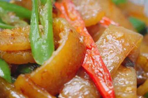 今天小编给大家分享的是炒猪皮的做法,满满的胶原蛋白,口感q弹有嚼劲