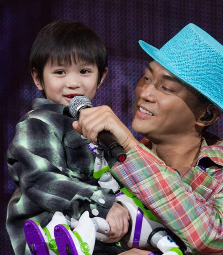 袁咏仪和张智霖真幸福,儿子被称魔童,男版靓靓,确实很帅很可爱