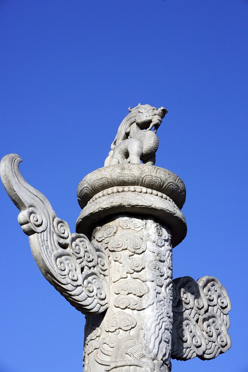 立于天安门城楼前的那一对汉白玉雕刻的华表,周身雕刻精致,浑圆挺拔