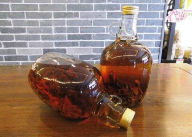 农村山上的"刺果"能酿制好喝的金樱子酒,过去农民见到就争着摘