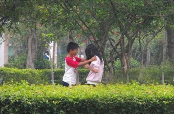 小学生情侣约会,公园里面秀恩爱,网友:手都伸进去了