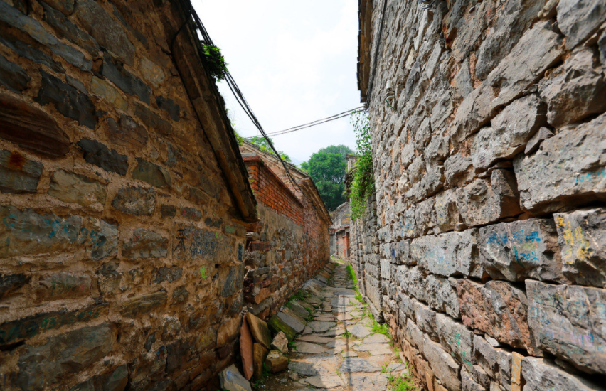 河南省新乡市辉县市西北60公里的太行深处沙窑乡,与晋城市陵川县古郊