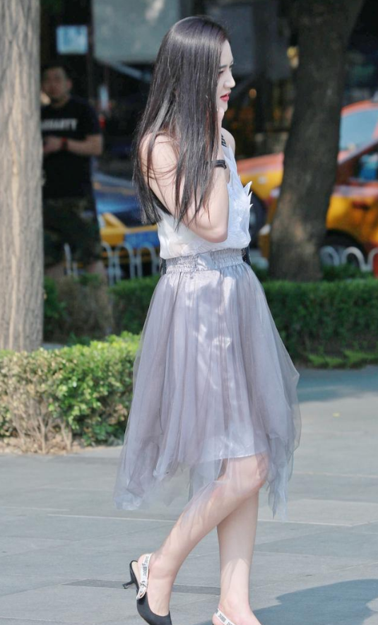 白嫩皮肤的美女
