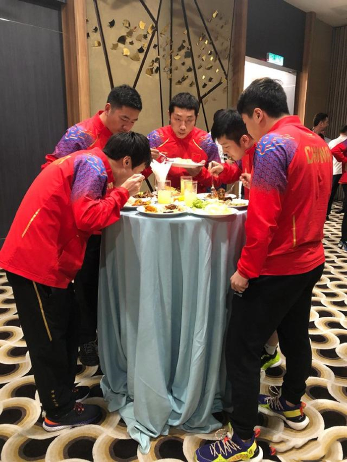 国乒主力站着吃饭,许昕端起了盘子!球迷:国际乒联故意的?