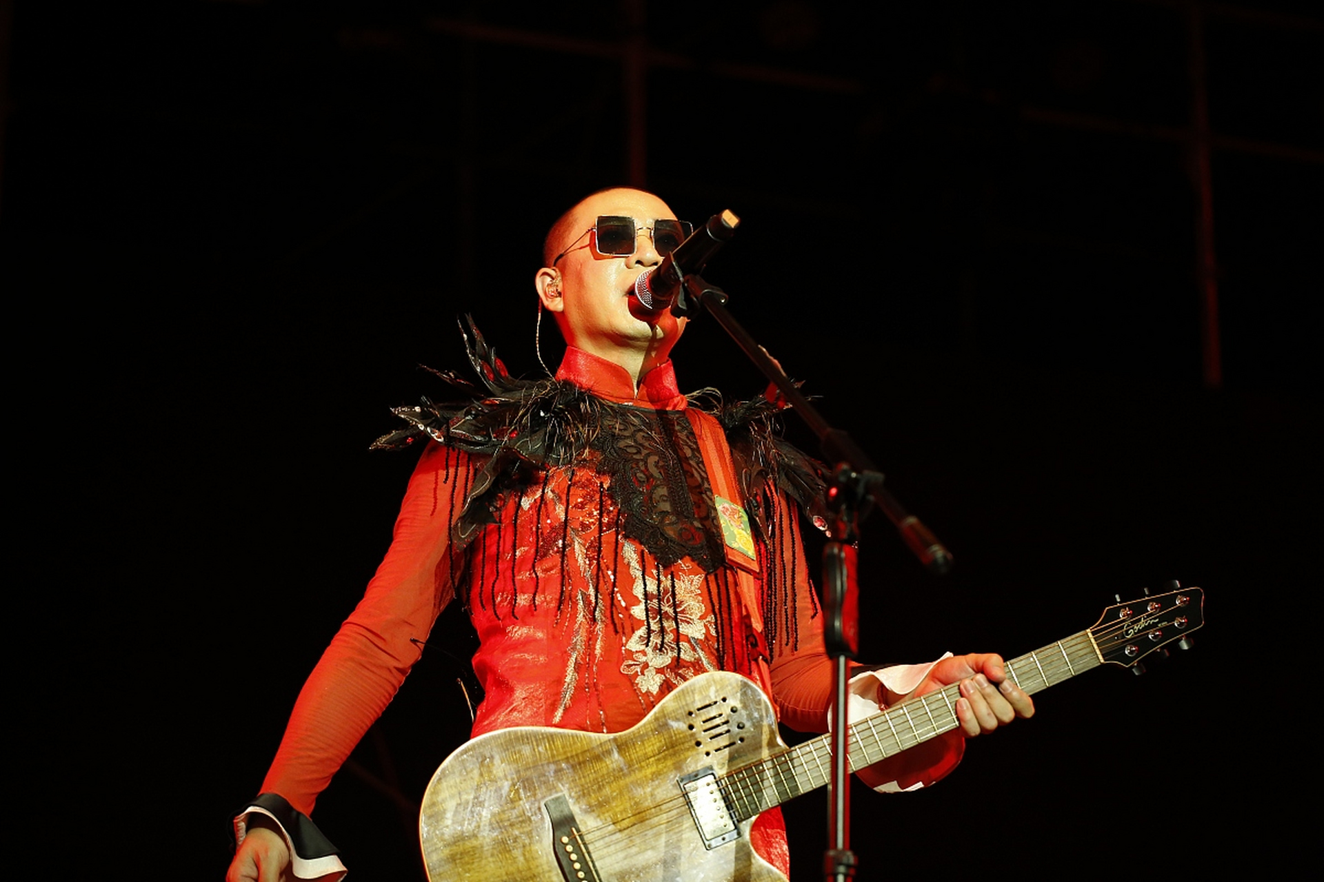 摇滚教母二手玫瑰梁龙低调现身火车站 吃方便面引网友惊叹  近日,摇滚