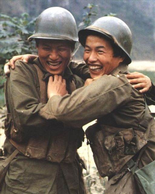 对越自卫反击战旧影:最后那张,解放军抓获一名战俘!