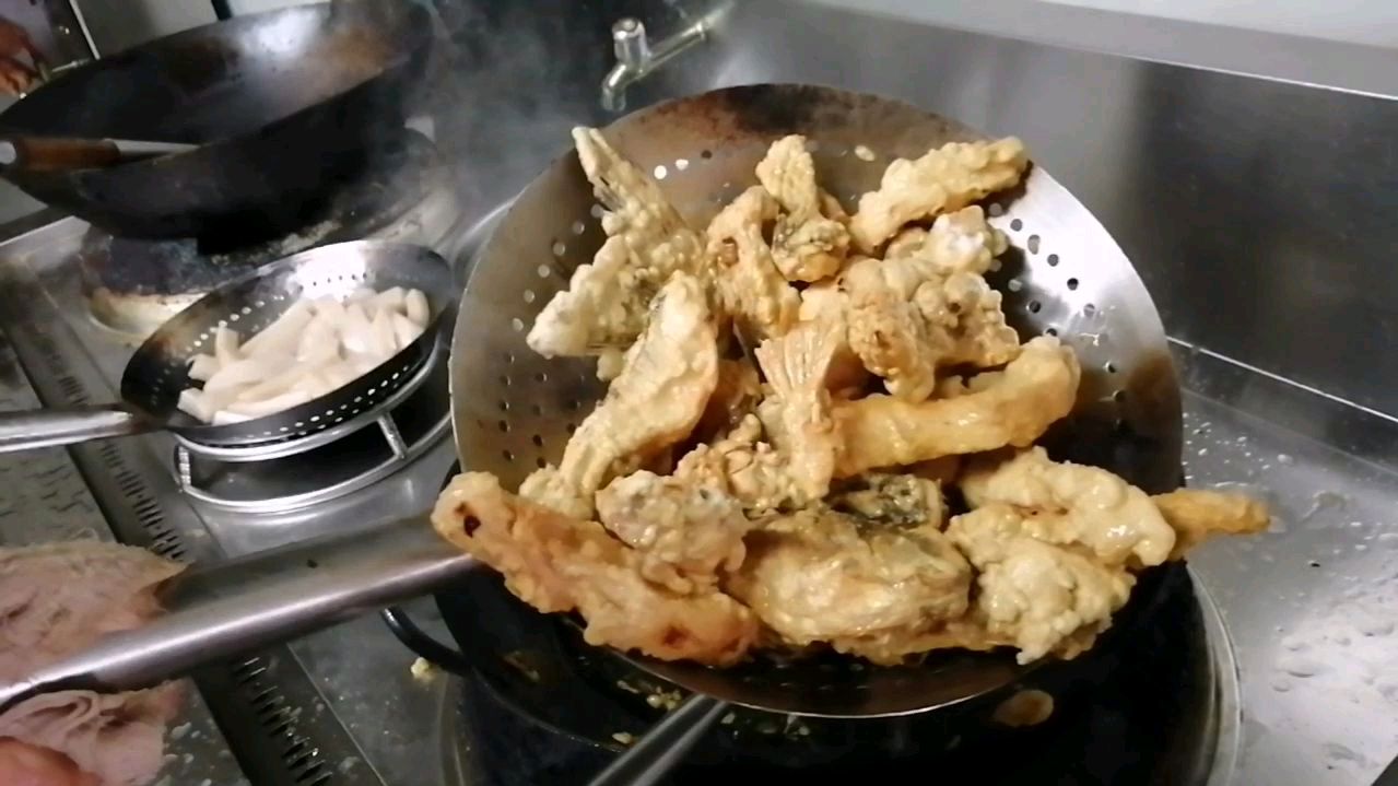 顾客临时点了份太安鱼,从隔壁超市买了材料厨师这样做卖98,贵嘛