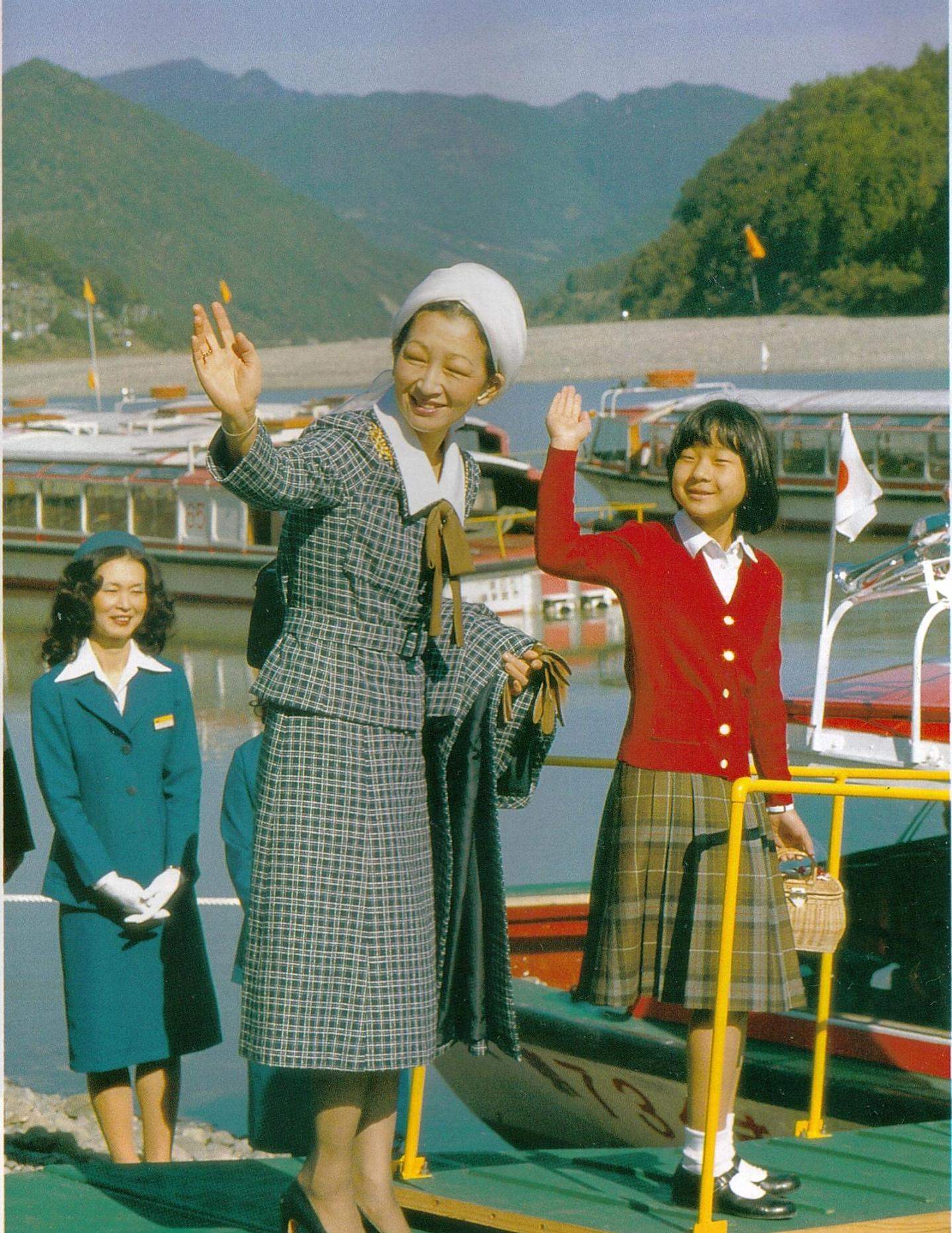 软萌公主成长史:文仁与清子挤一个婴儿车,明仁对独女很宠爱!