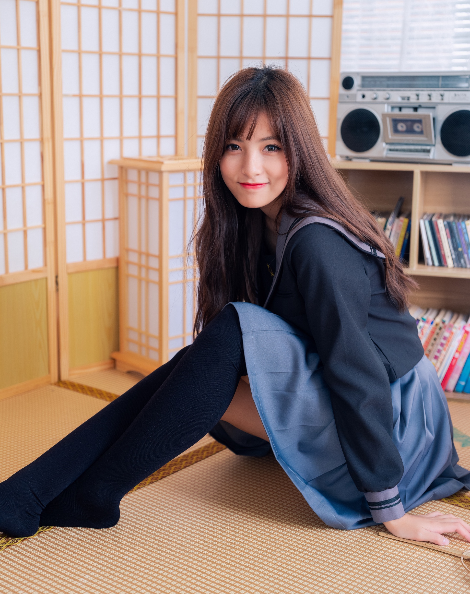 黑丝校服小姐姐 微笑的时候超可爱,不笑的时候是冷美人