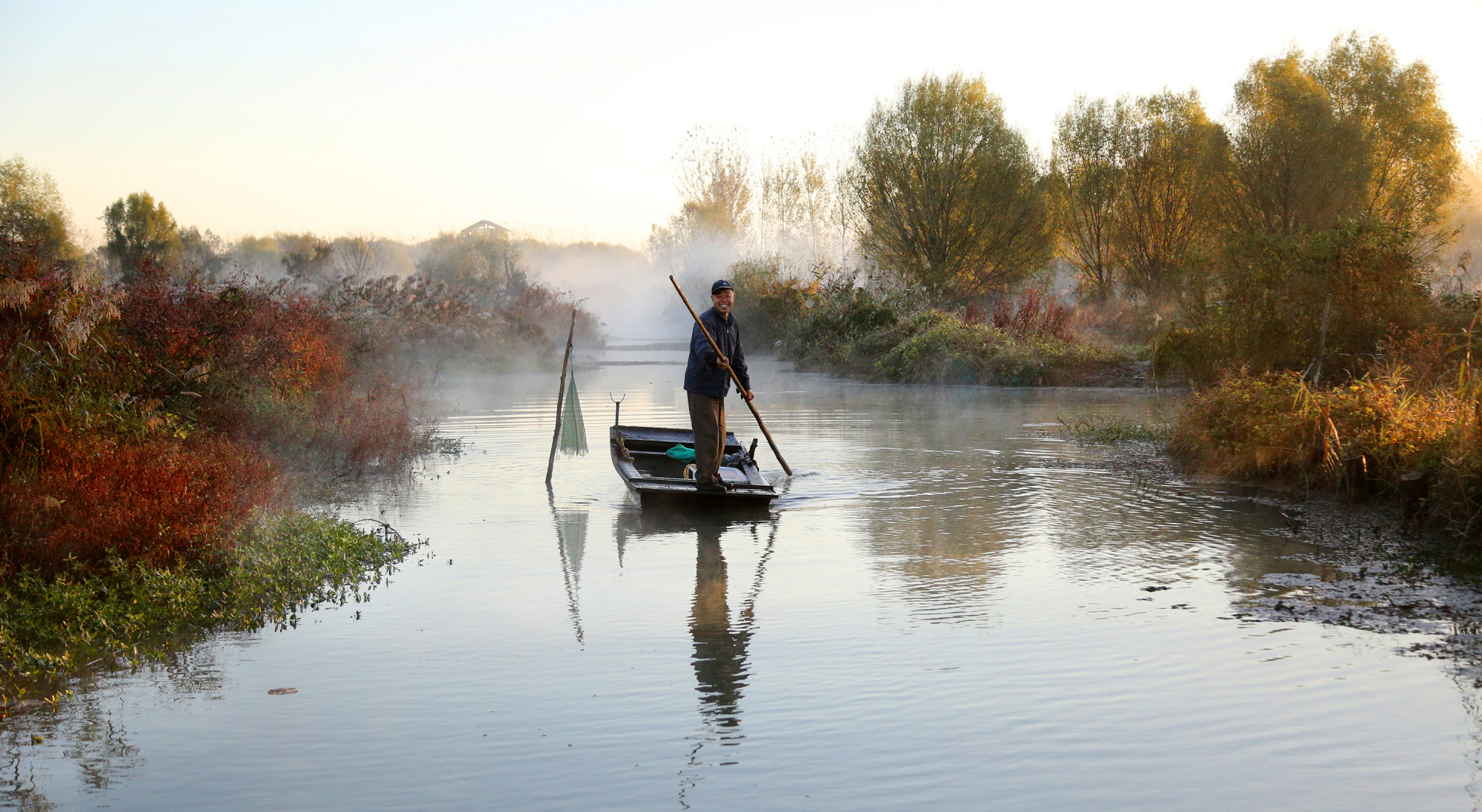 摇一叶轻舟,逐流而上,看湖光里的渔家生活